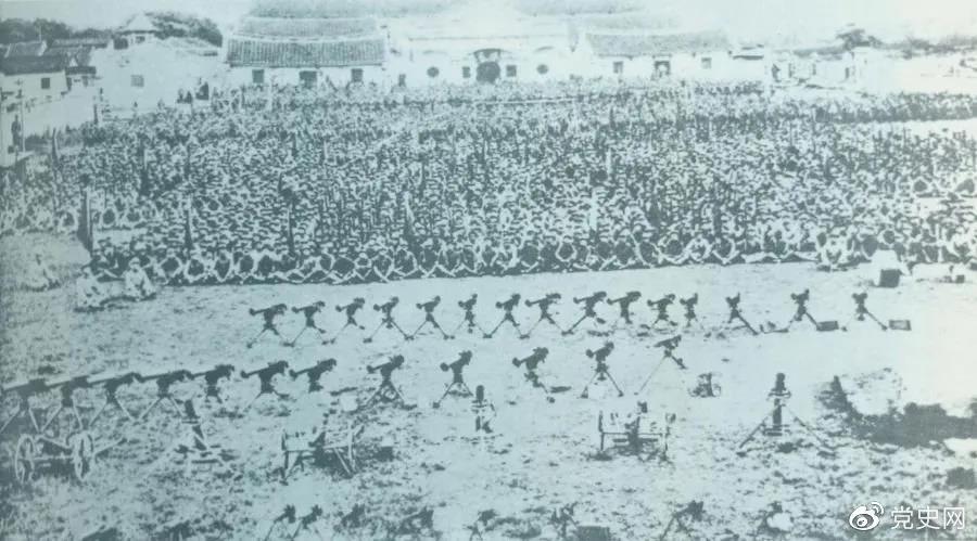 1932年4月20日，由紅一軍團(tuán)和紅五軍團(tuán)組成的東路軍攻占漳州，圖為攻占漳州后的部隊(duì)情形。
