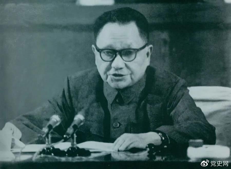 1978年4月22日，鄧小平在全國(guó)教育工作會(huì)議開(kāi)幕式上講話。
