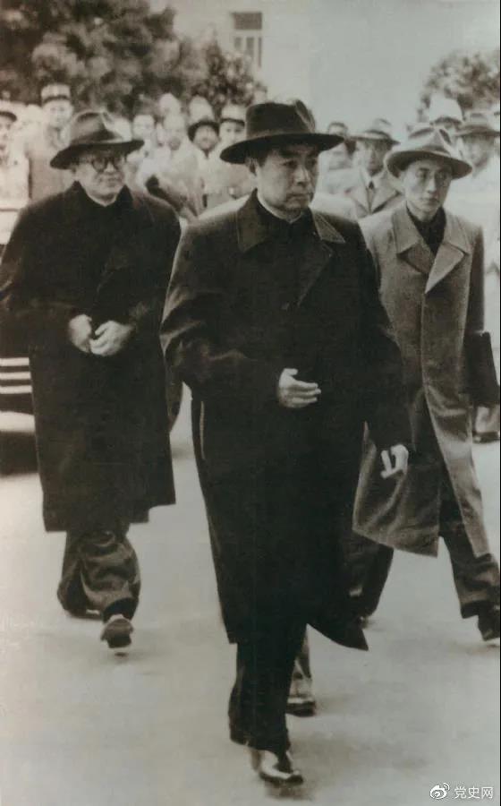 1954年4月26日，日內(nèi)瓦會(huì)議開幕。圖為周恩來率中國(guó)代表團(tuán)進(jìn)入會(huì)場(chǎng)。