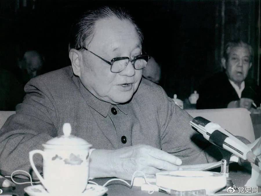 1985年3月7日，鄧小平在全國(guó)科技工作會(huì)議上發(fā)表講話。
