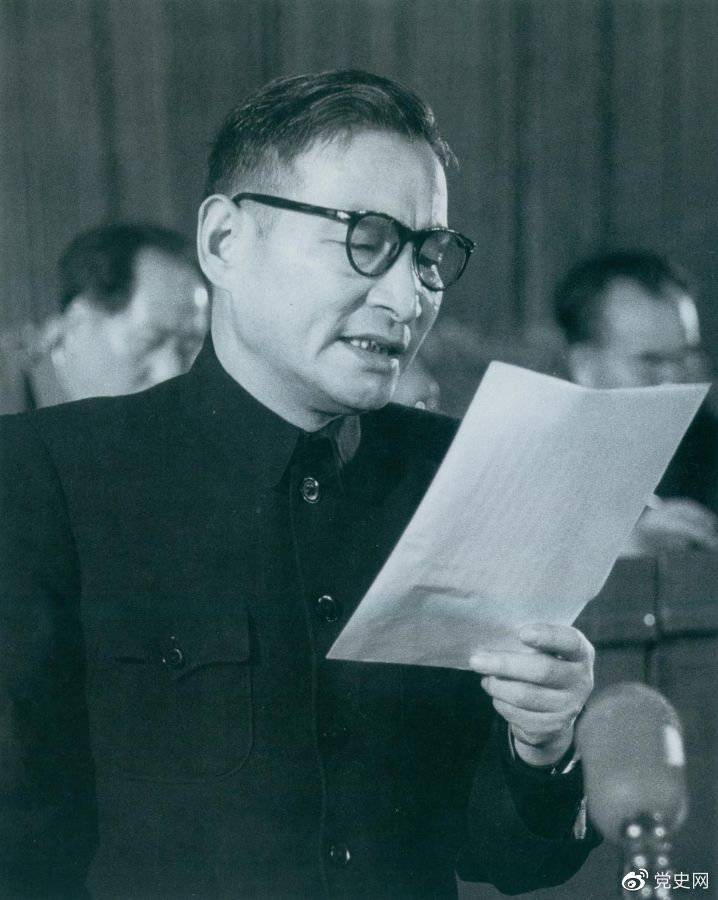 1955年3月21日，陳云在中國共產(chǎn)黨全國代表會(huì)議上作關(guān)于發(fā)展國民經(jīng)濟(jì)的第一個(gè)五年計(jì)劃的報(bào)告。