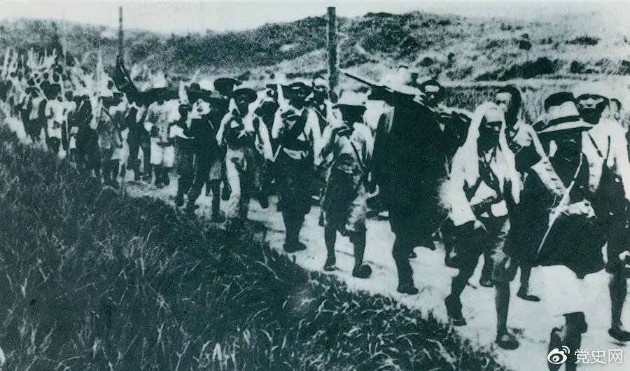 1931年5月16日至31日，紅一方面軍在毛澤東、朱德指揮下，連續(xù)打了5個勝仗，殲敵3萬余人，繳槍2萬余支，打退了國民黨軍隊的第二次“圍剿”。圖為行軍中的紅軍。