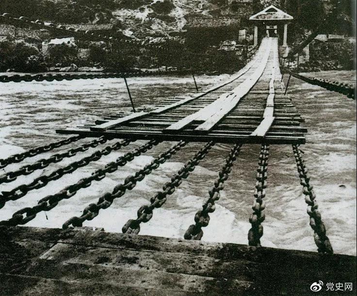 1935年5月29日，中央紅軍左縱隊(duì)先頭部隊(duì)在瀘定橋西頭發(fā)起奪橋戰(zhàn)斗，勝利搶占大橋。圖為瀘定橋。