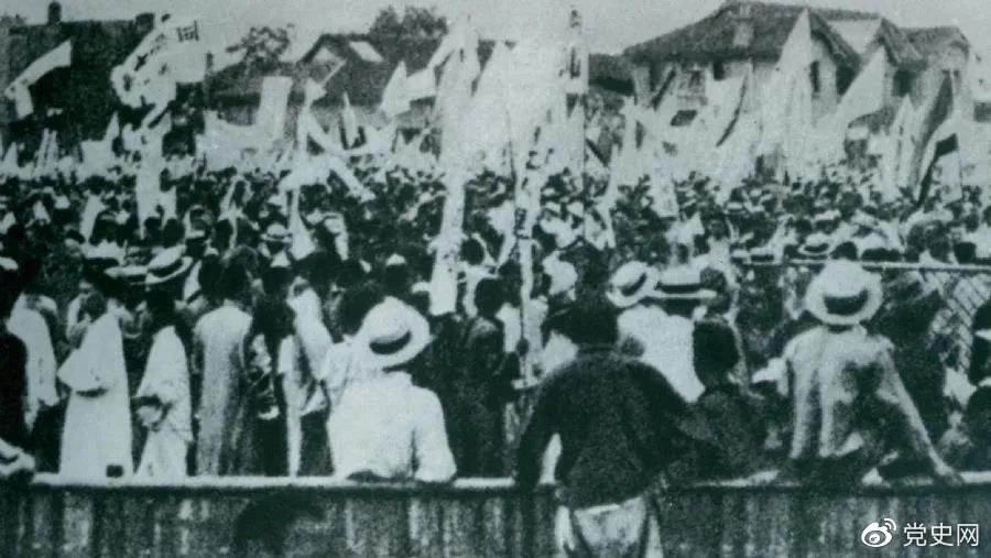 1925年5月30日，上海爆發(fā)了反帝愛國的五卅運動，掀起了全國范圍大革命高潮。