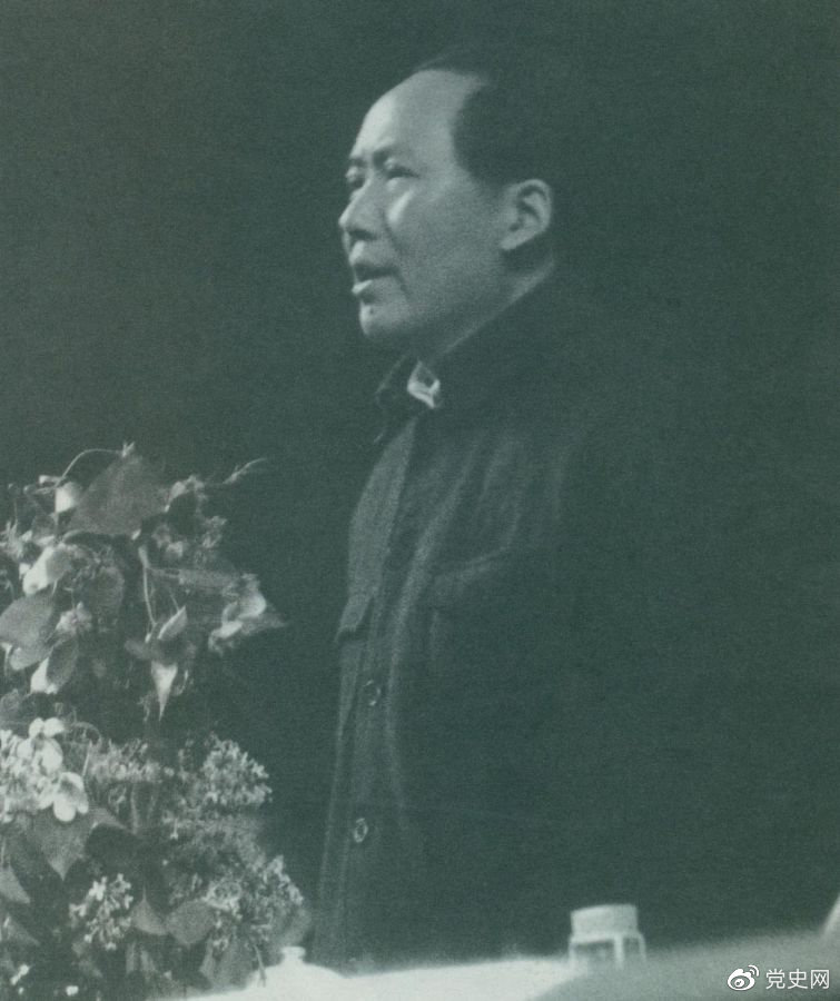 1945年6月11日，毛澤東在中國(guó)共產(chǎn)黨第七次全國(guó)代表大會(huì)上致閉幕詞。