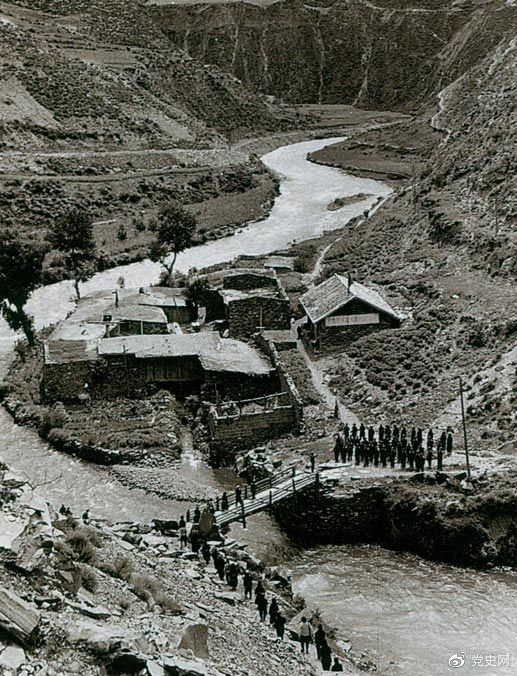 1935年6月12日，中央紅軍先頭部隊在夾金山北麓四川懋功達維鎮(zhèn)同紅四方面軍先頭部隊勝利會師。圖為當(dāng)年的會師橋。
