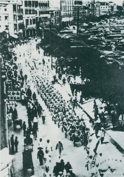 從1925年6月19日起，香港和廣州租界的20萬工人舉行罷工，聲援上海人民的反帝斗爭。23日，廣州和由香港回廣州的工人10萬余人舉行大游行，在沙基慘遭英、法帝國主義的鎮(zhèn)壓。圖為當(dāng)時的游行隊伍。