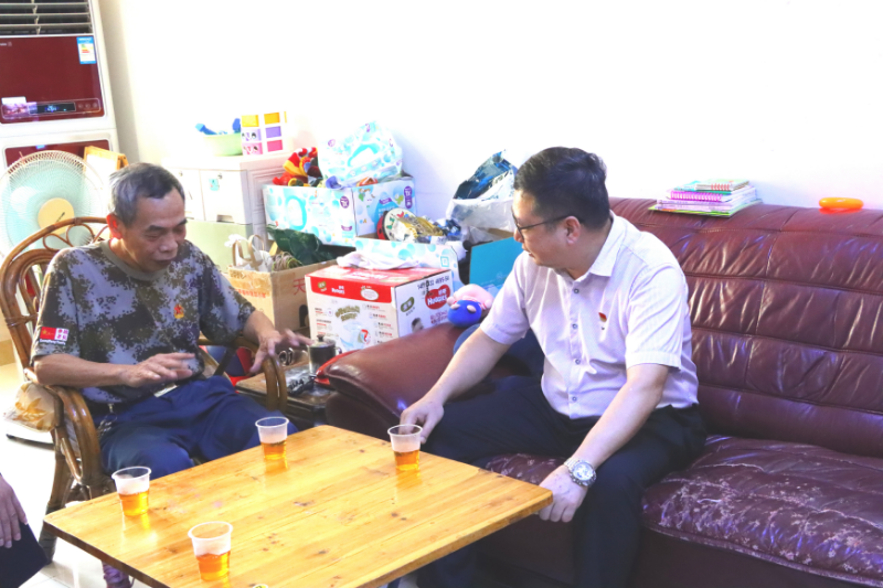 李局慰問困難退役軍人黨員七一.jpg