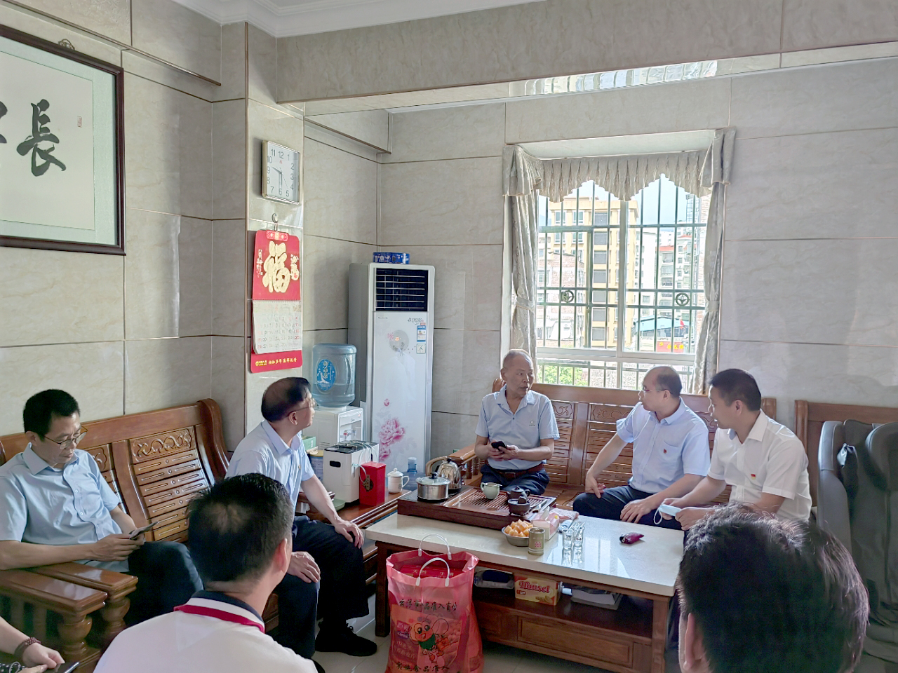 6月30日上午，市直工委領(lǐng)導(dǎo)許榮揚(yáng)慰問退休黨員李廣同志.jpg