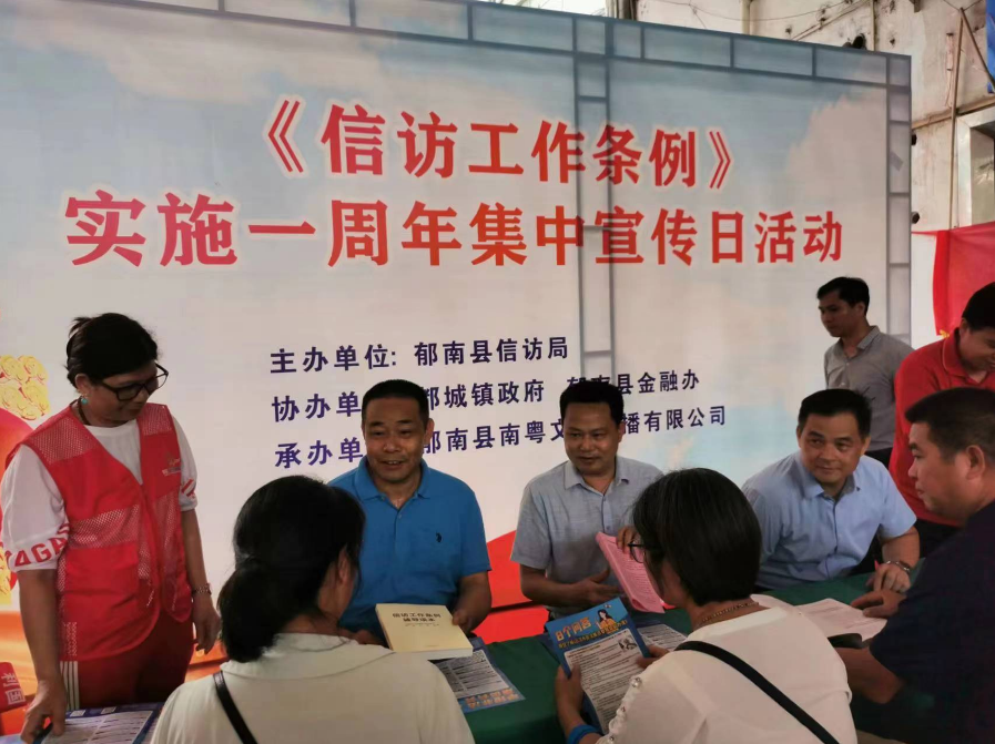 楊桂平同志現(xiàn)場給群眾宣傳《條例》并答疑.png