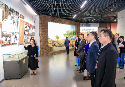 6-參會人員參觀長崗坡黨員教育基地.jpg