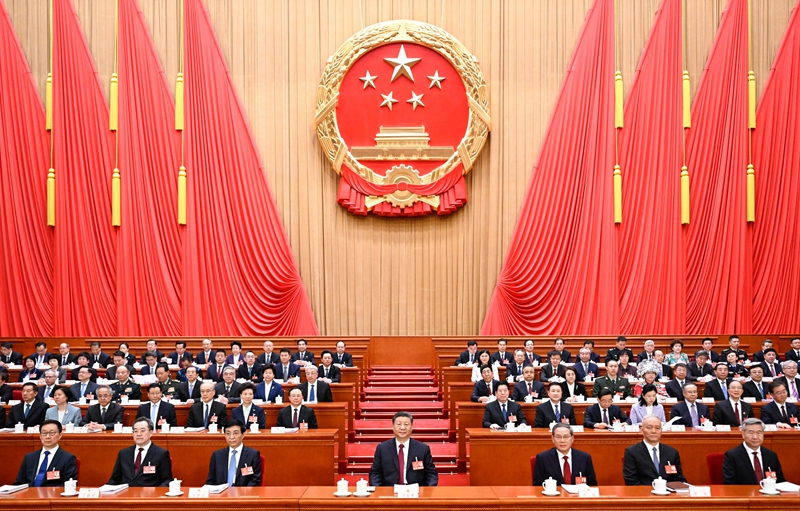 十四屆全國(guó)人大三次會(huì)議開(kāi)幕 習(xí)近平等在主席臺(tái)就座