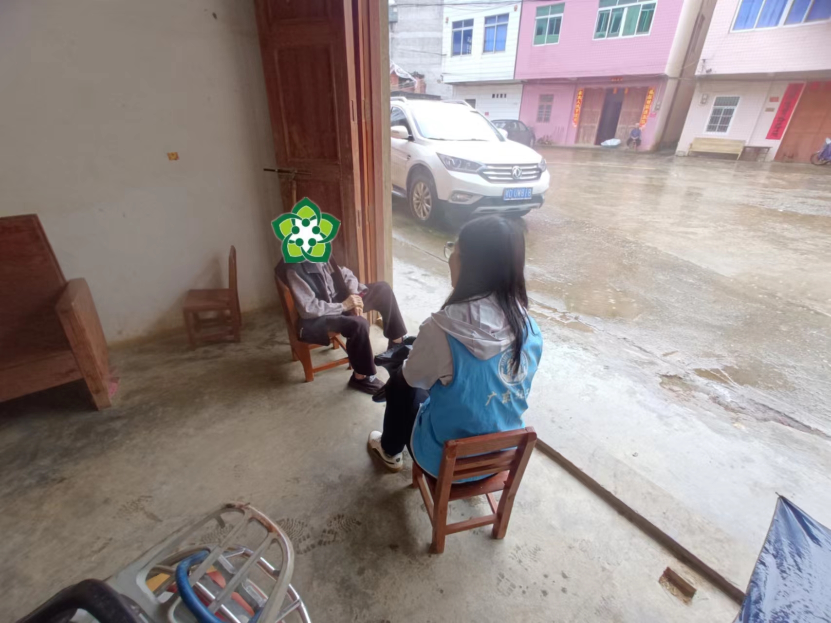 大方社工走訪提醒服務(wù)對象做好龍舟水防御工作.jpg